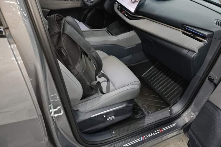 Used Lynk & Co 06 EM-P 2025 EM-P 126 Long-Range Halo Right Front Seat