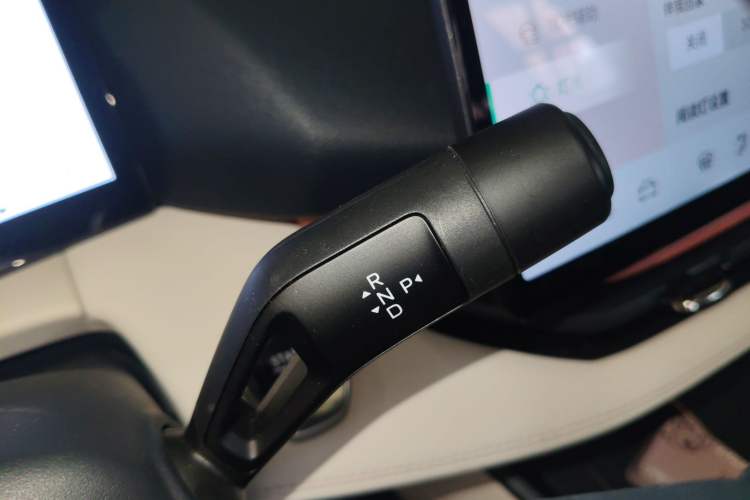 Used Lynk & Co 06 EM-P 2025 EM-P 126 Long-Range Halo Gear Lever