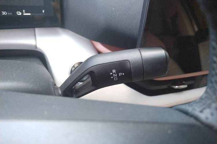 Used Lynk & Co 06 EM-P 2025 EM-P 126 Long-Range Halo Gear Lever
