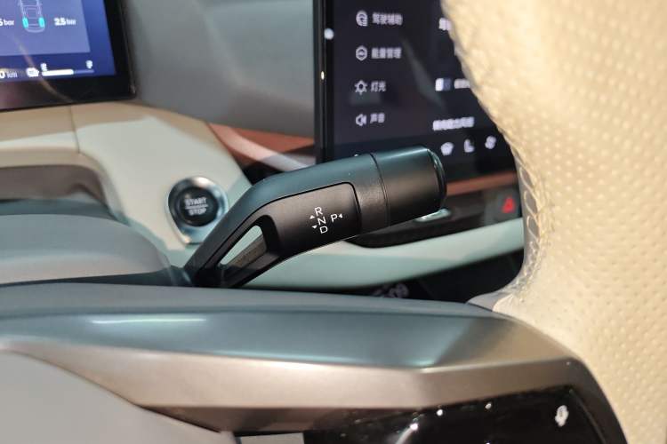 Used Lynk & Co 06 EM-P 2025 EM-P 126 Long-Range Halo Gear Lever