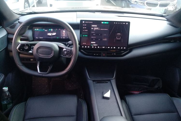 Used Lynk & Co 06 EM-P 2025 EM-P 126 Long-Range Halo Center Console