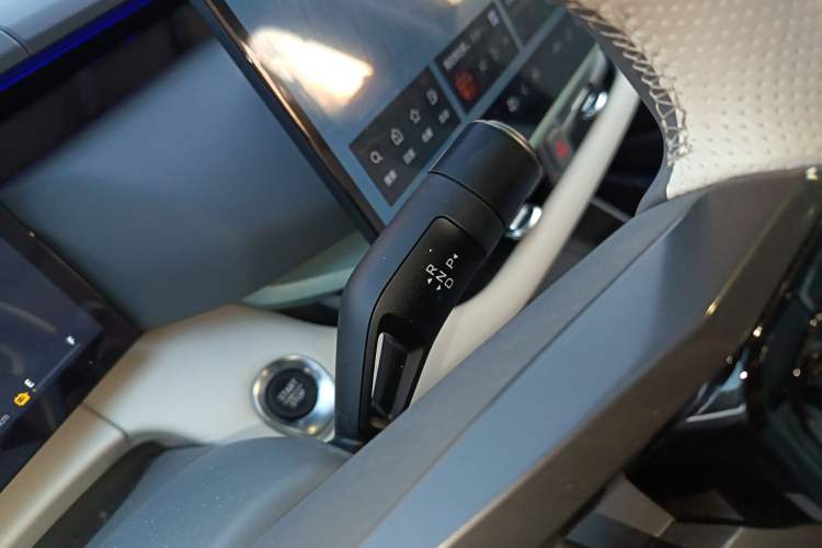 Used Lynk & Co 06 EM-P 2025 EM-P 126 Long-Range Halo Gear Lever