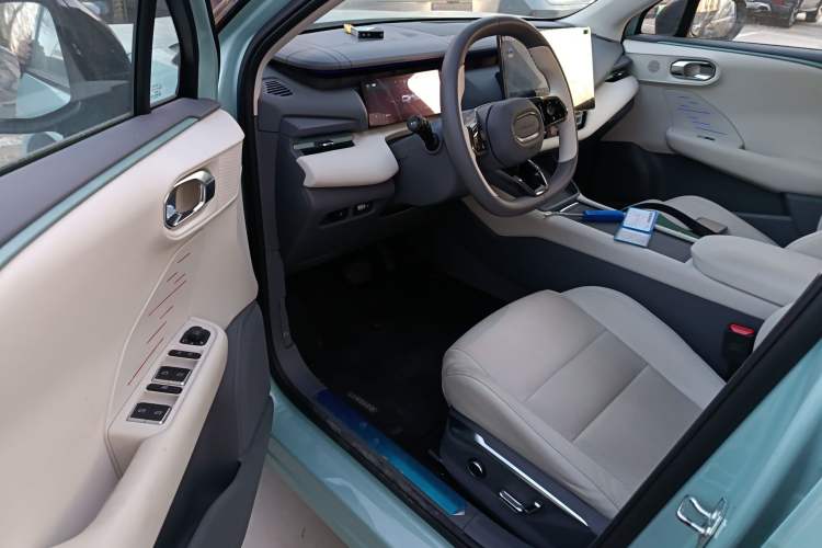 Used Lynk & Co 06 EM-P 2025 EM-P 126 Long-Range Halo Interior 3