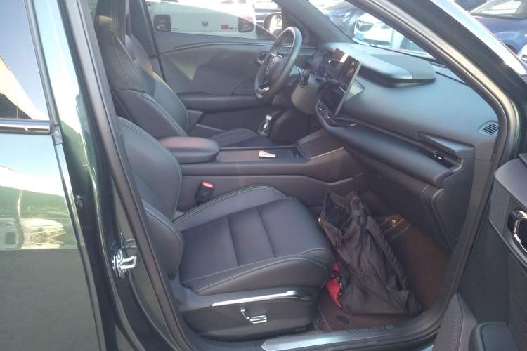 Used Lynk & Co 06 EM-P 2025 EM-P 126 Long-Range Halo Right Front Seat