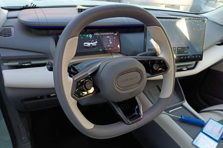 Used Lynk & Co 06 EM-P 2025 EM-P 126 Long-Range Halo Steering Wheel
