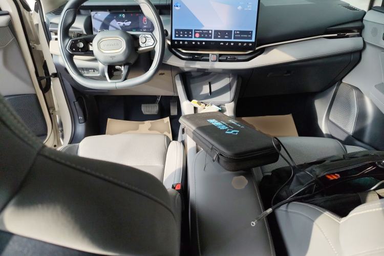 Used Lynk & Co 06 EM-P 2025 EM-P 126 Long-Range Max Center Console