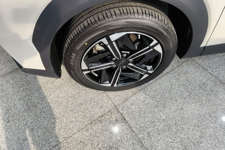 Used Lynk & Co 06 EM-P 2025 EM-P 126 Long-Range Max Exterior 4