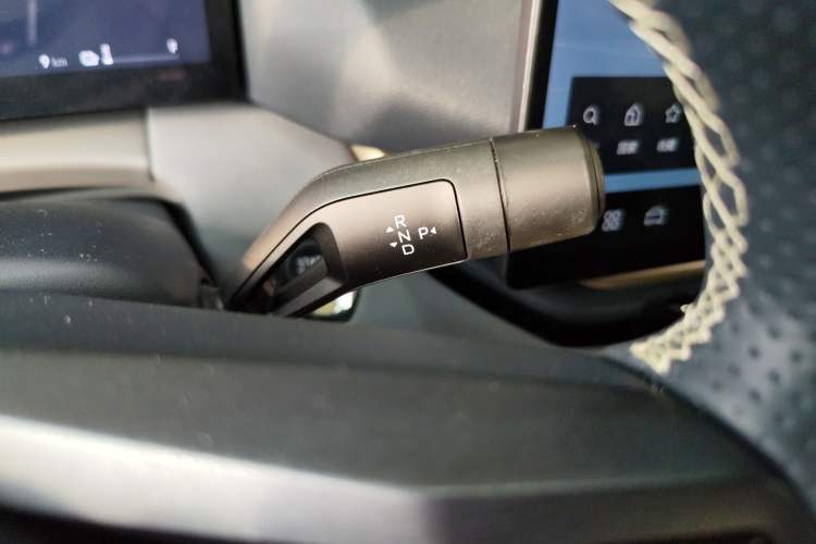 Used Lynk & Co 06 EM-P 2025 EM-P 126 Long-Range Max Gear Lever