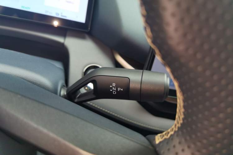Used Lynk & Co 06 EM-P 2025 EM-P 126 Long-Range Halo Gear Lever