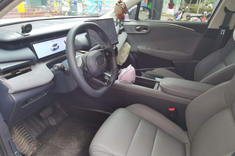 Used Lynk & Co 06 EM-P 2025 EM-P 126 Long-Range Halo Left Front Seat