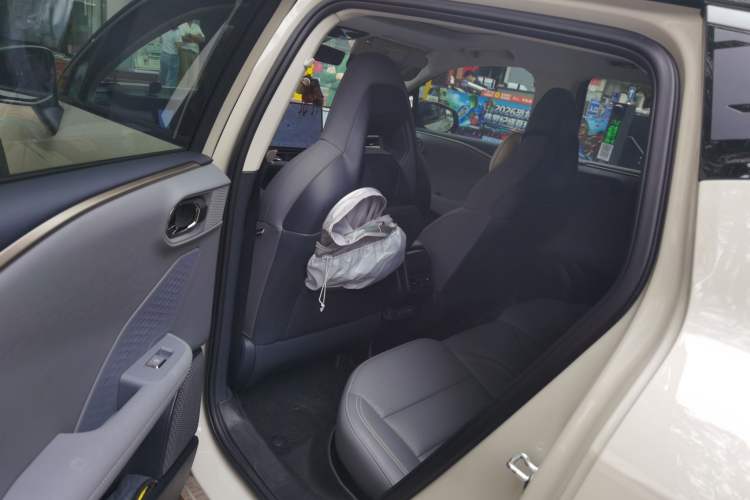 Used Lynk & Co 06 EM-P 2025 EM-P 126 Long-Range Halo Left Rear Seat