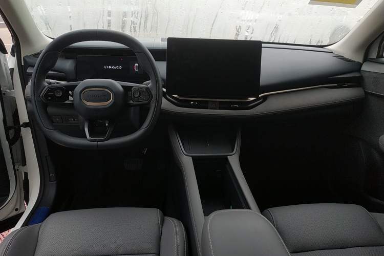 Used Lynk & Co 06 EM-P 2025 EM-P 126 Long-Range Halo Center Console