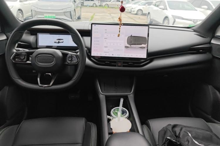 Used Lynk & Co 06 EM-P 2025 EM-P 126 Long-Range Halo Center Console