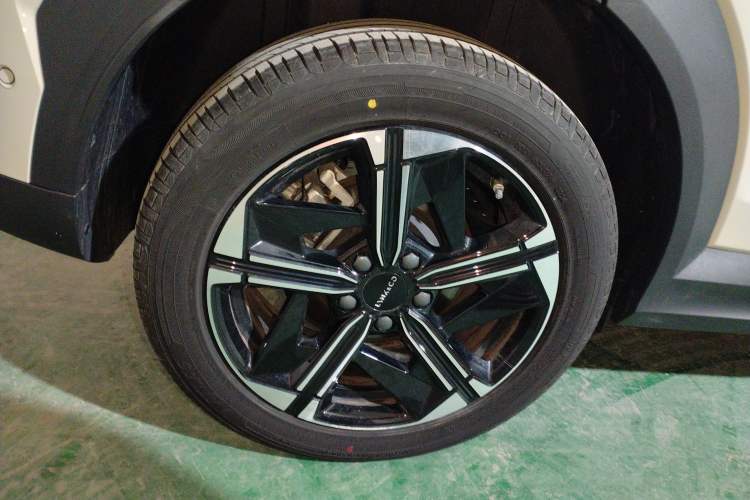 Used Lynk & Co 06 EM-P 2025 EM-P 126 Long-Range Halo Exterior 5