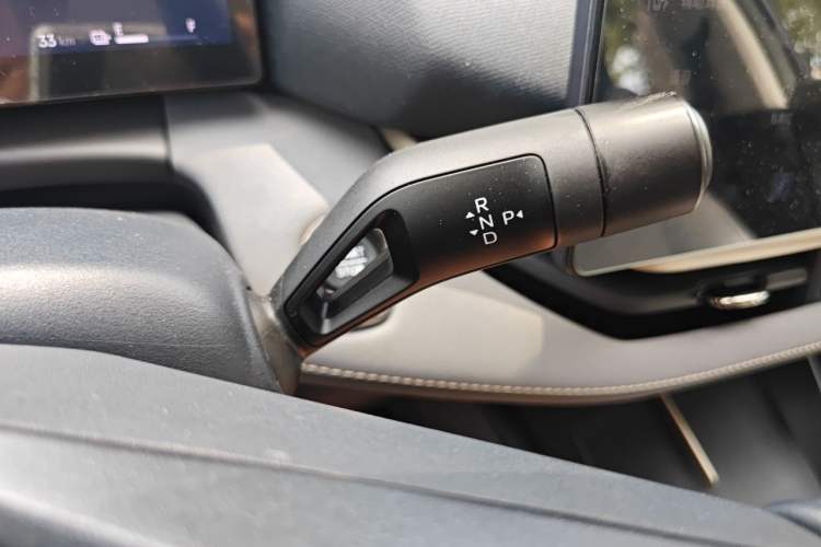 Used Lynk & Co 06 EM-P 2025 EM-P 126 Long-Range Halo Gear Lever
