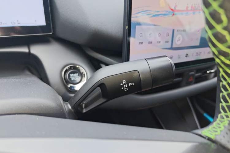 Used Lynk & Co 06 EM-P 2025 EM-P 126 Long-Range Halo Gear Lever