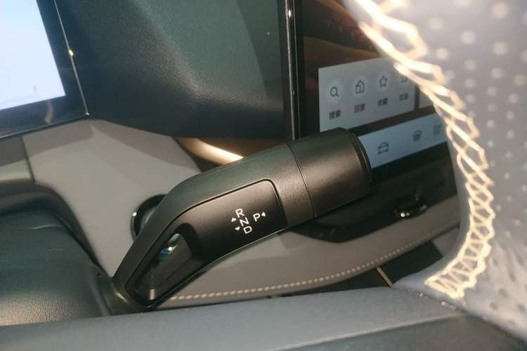 Used Lynk & Co 06 EM-P 2025 EM-P 126 Long-Range Max Gear Lever