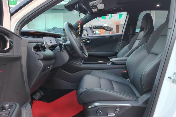 Used Lynk & Co 06 EM-P 2025 EM-P 126 Long-Range Halo Interior 2