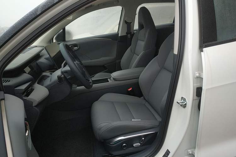 Used Lynk & Co 06 EM-P 2025 EM-P 126 Long-Range Halo Left Front Seat