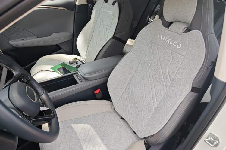 Used Lynk & Co 06 EM-P 2025 EM-P 126 Long-Range Halo Left Front Seat