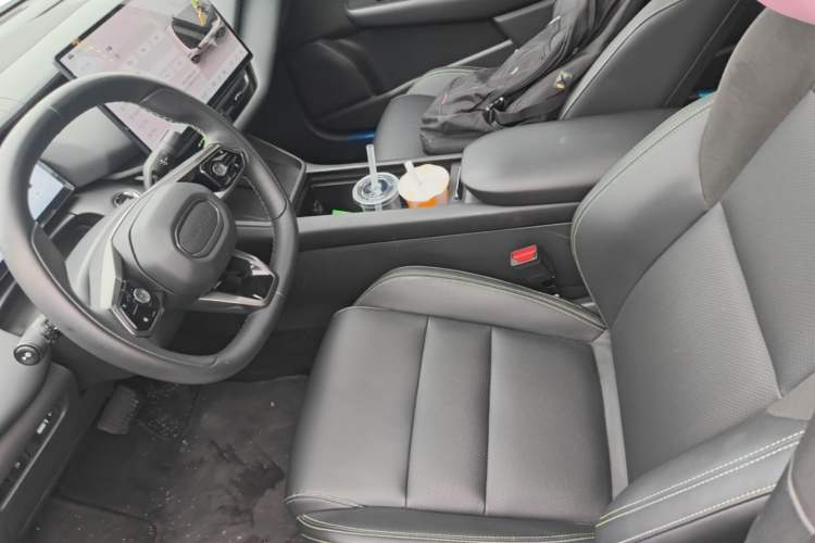 Used Lynk & Co 06 EM-P 2025 EM-P 126 Long-Range Halo Left Front Seat
