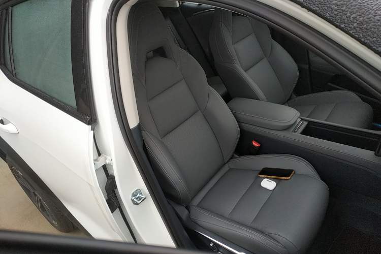 Used Lynk & Co 06 EM-P 2025 EM-P 126 Long-Range Halo Right Front Seat