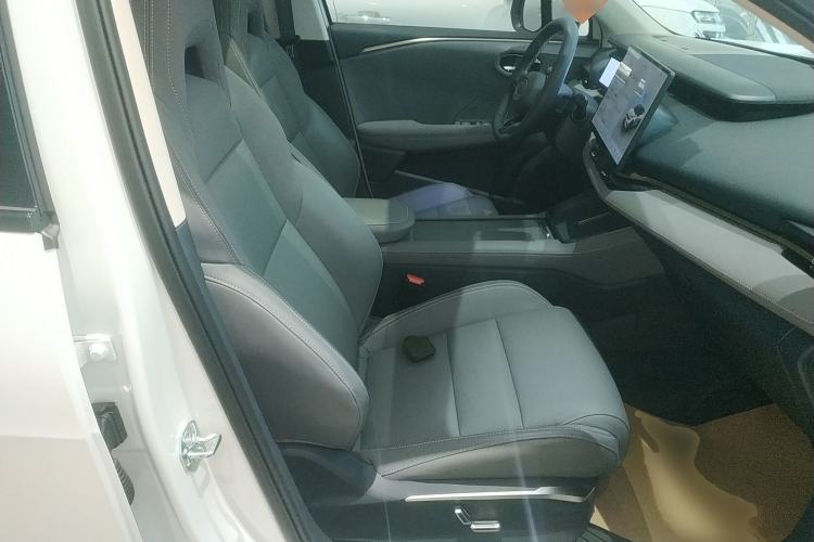 Used Lynk & Co 06 EM-P 2025 EM-P 126 Long-Range Max Right Front Seat