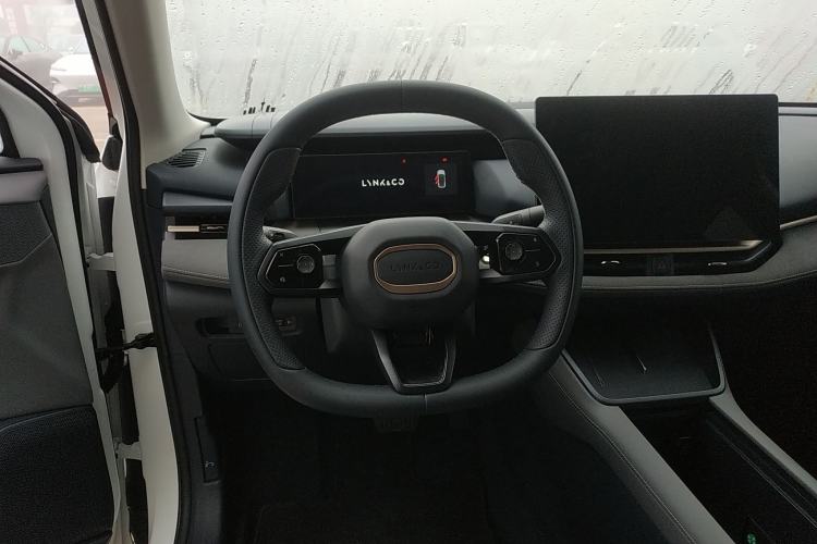 Used Lynk & Co 06 EM-P 2025 EM-P 126 Long-Range Halo Steering Wheel