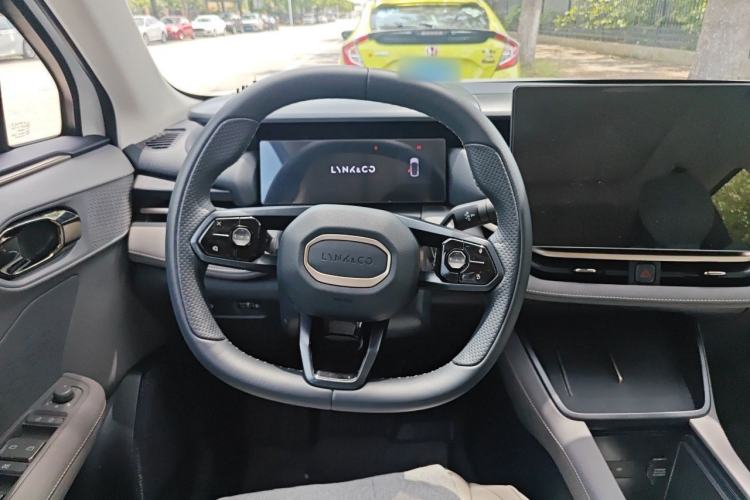 Used Lynk & Co 06 EM-P 2025 EM-P 126 Long-Range Halo Steering Wheel
