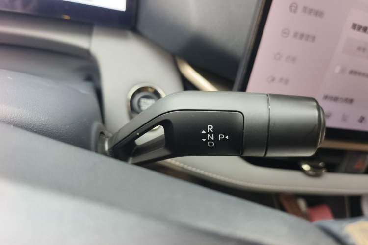 Used Lynk & Co 06 EM-P 2025 EM-P 126 Long-Range Halo Gear Lever