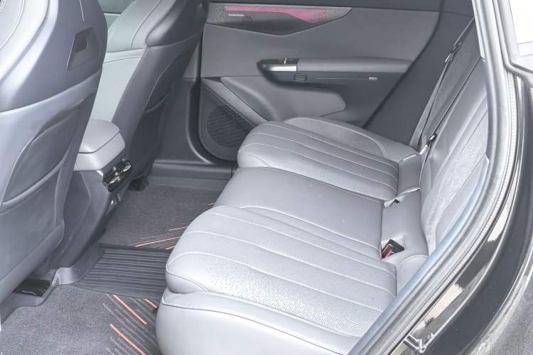Used Lynk & Co 07 2024 EM-P 126 Long-Range Ultra Interior 3