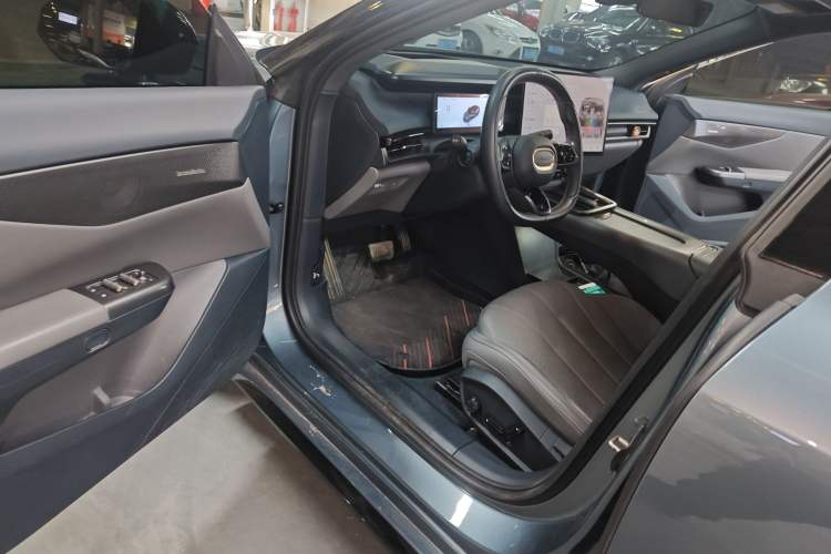 Used Lynk & Co 07 2024 EM-P 126 Long-Range Ultra Interior 3