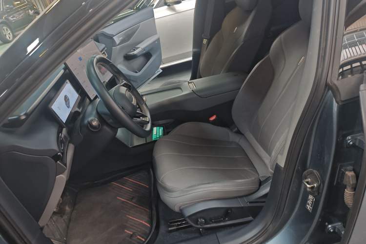Used Lynk & Co 07 2024 EM-P 126 Long-Range Ultra Left Front Seat