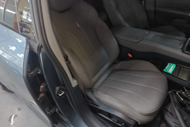 Used Lynk & Co 07 2024 EM-P 126 Long-Range Ultra Right Front Seat