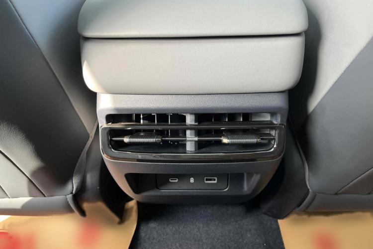 Used Lynk & Co 07 2024 EM-P 126 Long-Range Ultra Interior 10