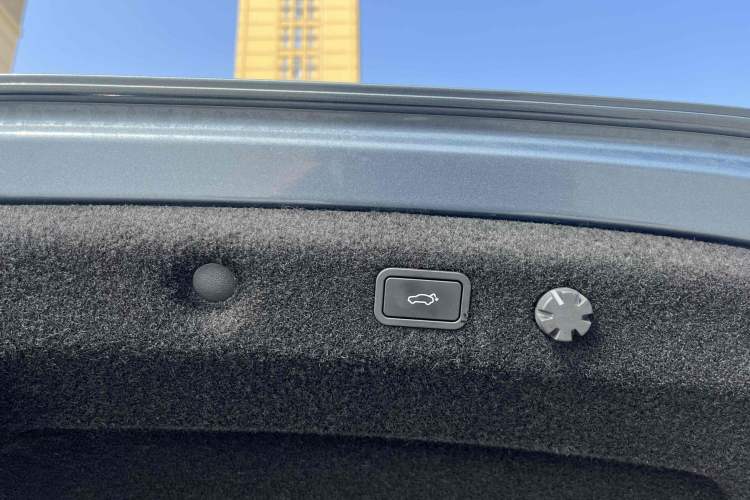 Used Lynk & Co 07 2024 EM-P 126 Long-Range Ultra Interior 5