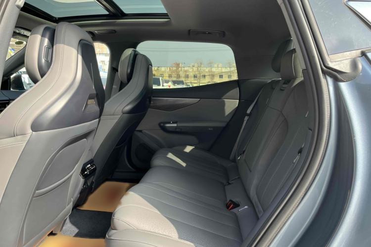 Used Lynk & Co 07 2024 EM-P 126 Long-Range Ultra Interior 8