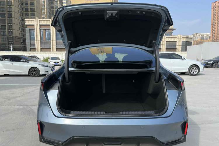 Used Lynk & Co 07 2024 EM-P 126 Long-Range Ultra Interior 9