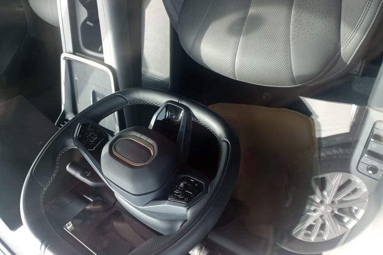 Used Lynk & Co 07 2024 EM-P 126 Long-Range Ultra Steering Wheel