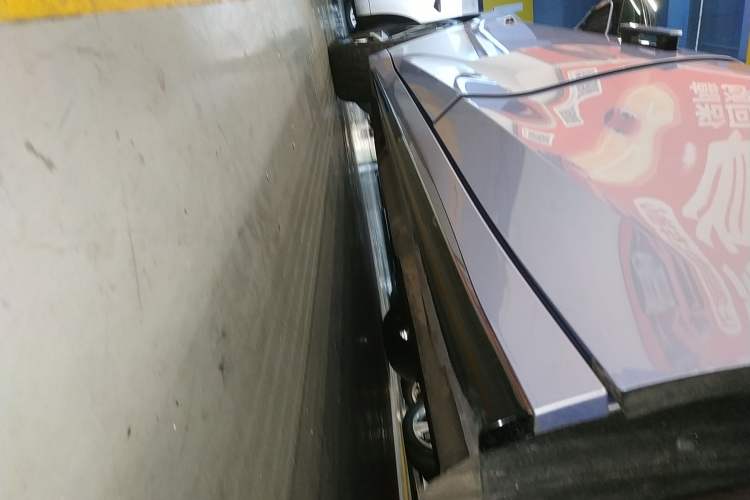 Used Lynk & Co 07 2024 EM-P 126 Long-Range Ultra Left Side Sill