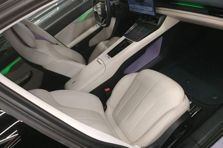 Used Lynk & Co 07 2024 EM-P 126 Long-Range Ultra Right Front Seat