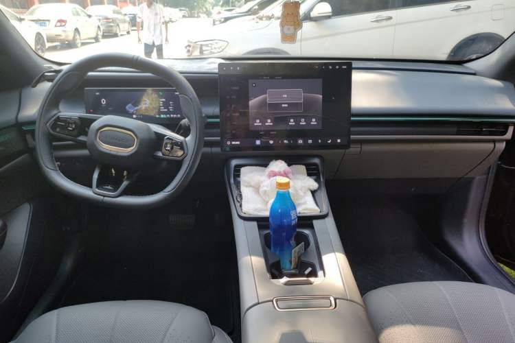 Used Lynk & Co 07 2024 EM-P 126 Long-Range Halo Center Console