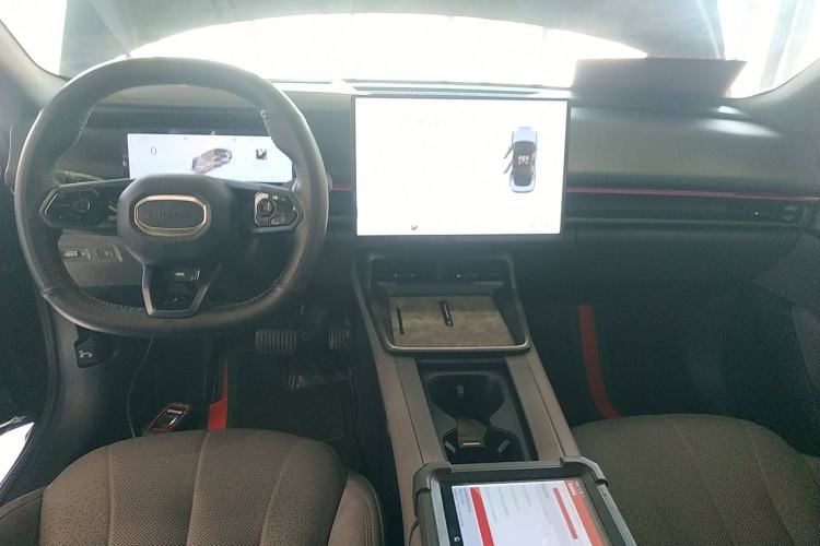 Used Lynk & Co 07 2024 EM-P 126 Long-Range Ultra Center Console