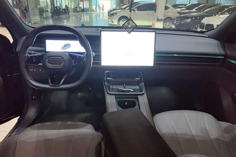 Used Lynk & Co 07 2024 EM-P 126 Long-Range Halo Center Console