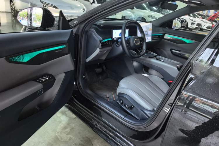 Used Lynk & Co 07 2024 EM-P 126 Long-Range Ultra Driver Seat