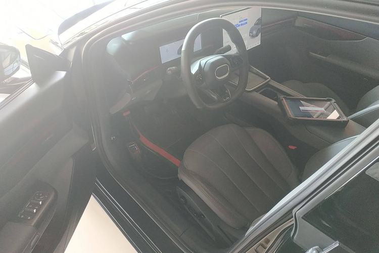 Used Lynk & Co 07 2024 EM-P 126 Long-Range Ultra Driver Seat
