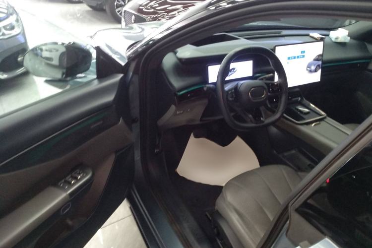 Used Lynk & Co 07 2024 EM-P 126 Long-Range Ultra Driver Seat