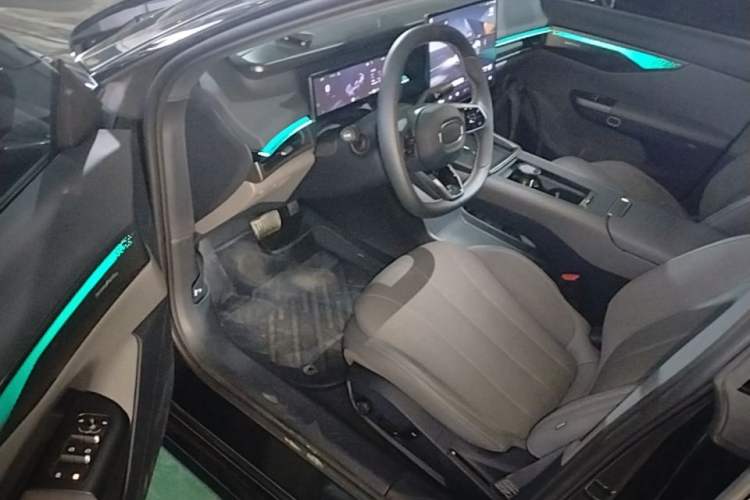 Used Lynk & Co 07 2024 EM-P 126 Long-Range Halo Driver Seat