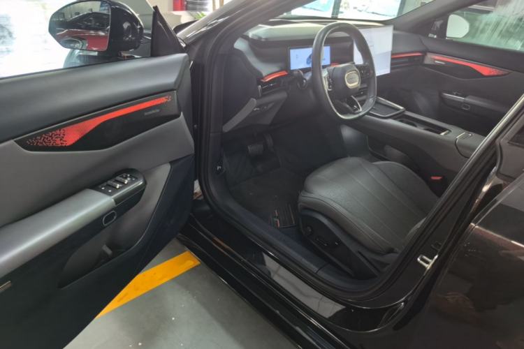 Used Lynk & Co 07 2024 EM-P 126 Long-Range Ultra Driver Seat