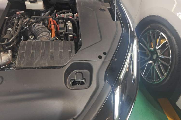 Used Lynk & Co 07 2024 EM-P 126 Long-Range Halo Engine Bay Left